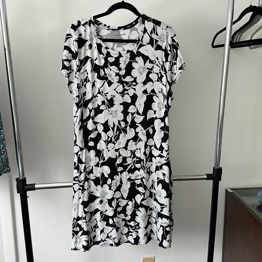 Lightweight dress with sleeves